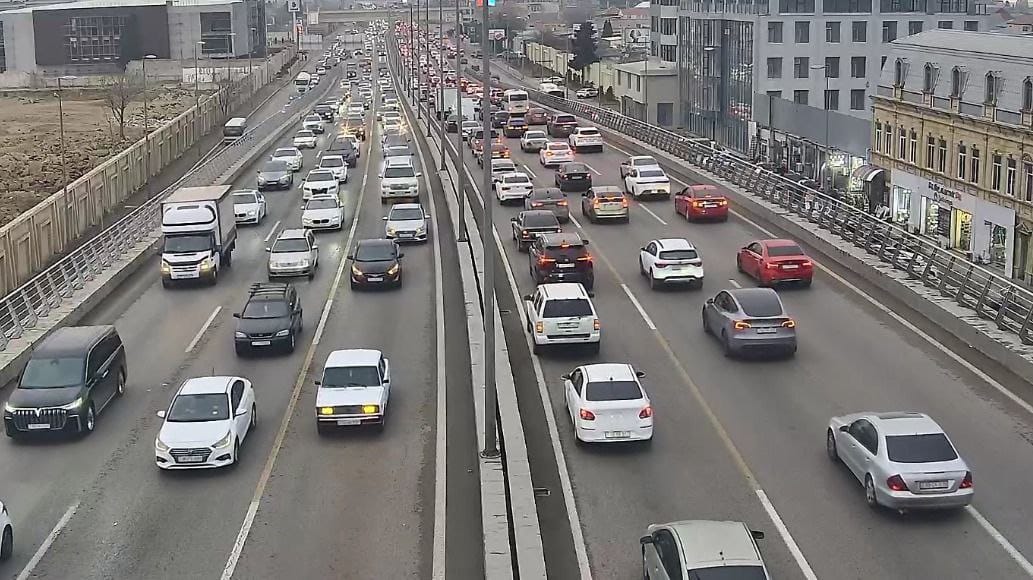 Bakıda 15 istiqamətdə tıxac müşahidə olunur - SİYAHI