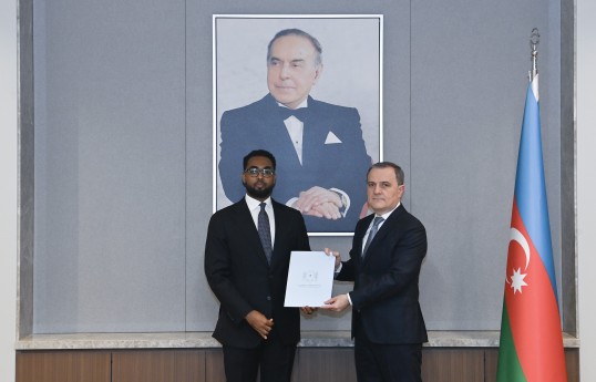 Somalinin yeni səfiri Ceyhun Bayramova etimadnaməsinin surətini təqdim edib