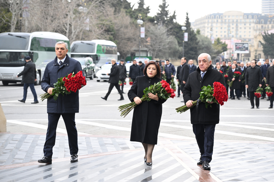 Dövlət və hökumət rəsmiləri Xocalı soyqırımı abidəsini ziyarət ediblər - FOTO
