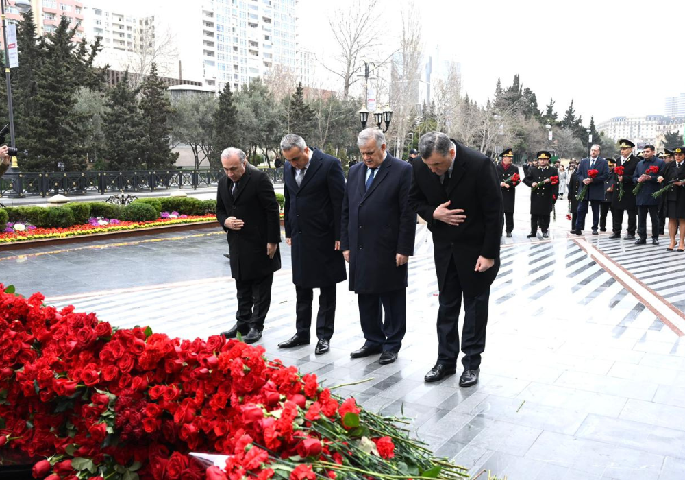 Vəkillər Kollegiyasının rəhbərliyi Xocalı soyqırımı abidəsini ziyarət edib - FOTO