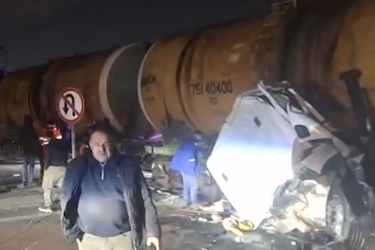 Qalada yük maşını qatara çırpılıb, xəsarət alan var - VİDEO