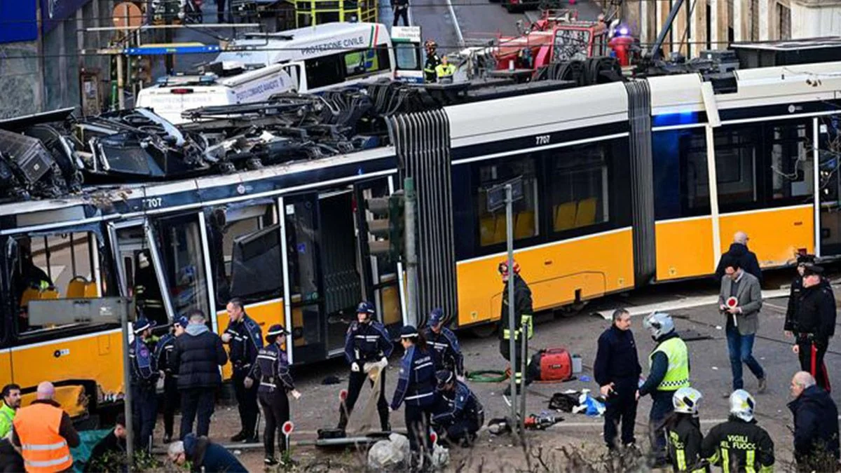 İtaliyada tramvay relsdən çıxdı: ölənlər var