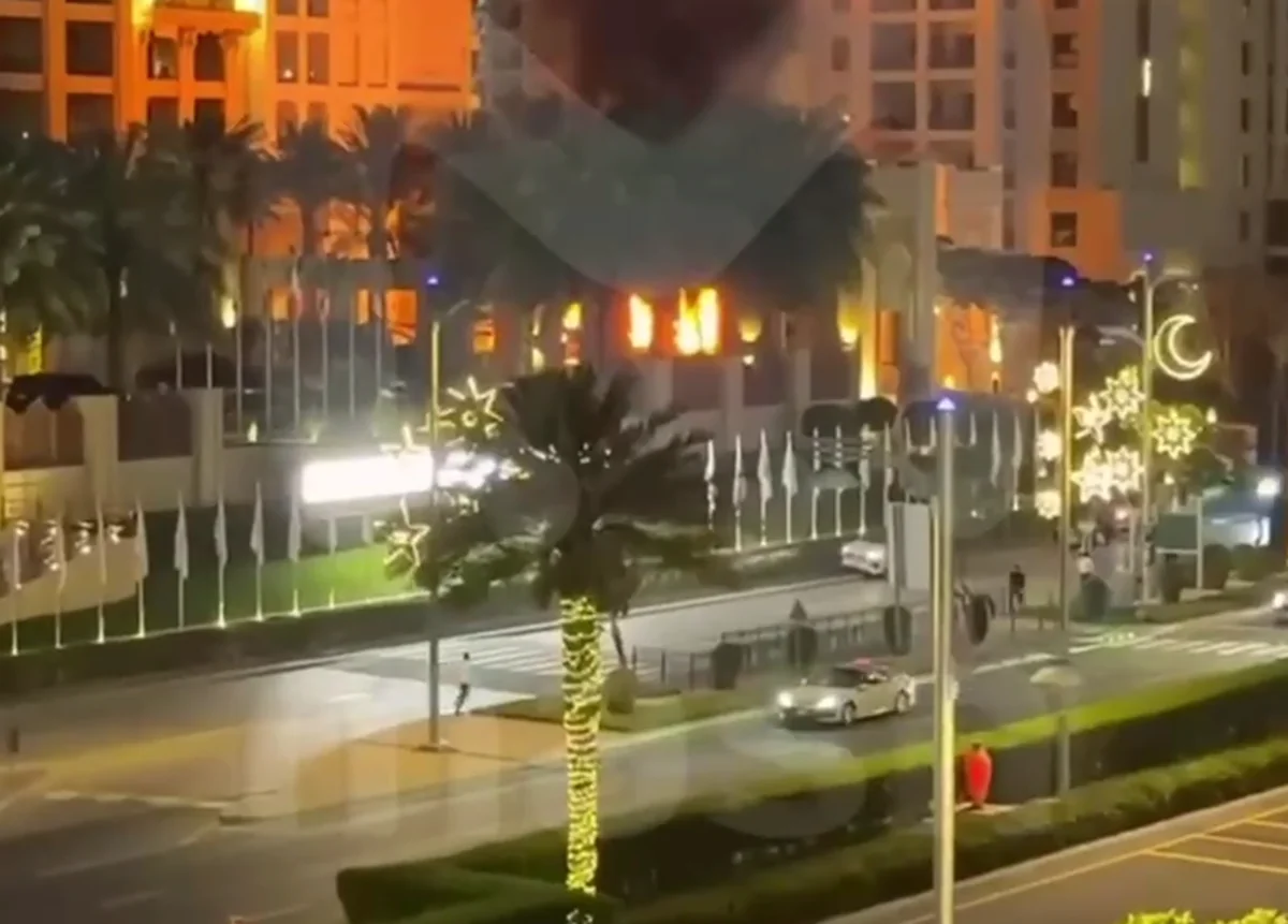 Dubayda hotelin yanına İran raketi düşüb, güclü yanğın başlayıb - VİDEO