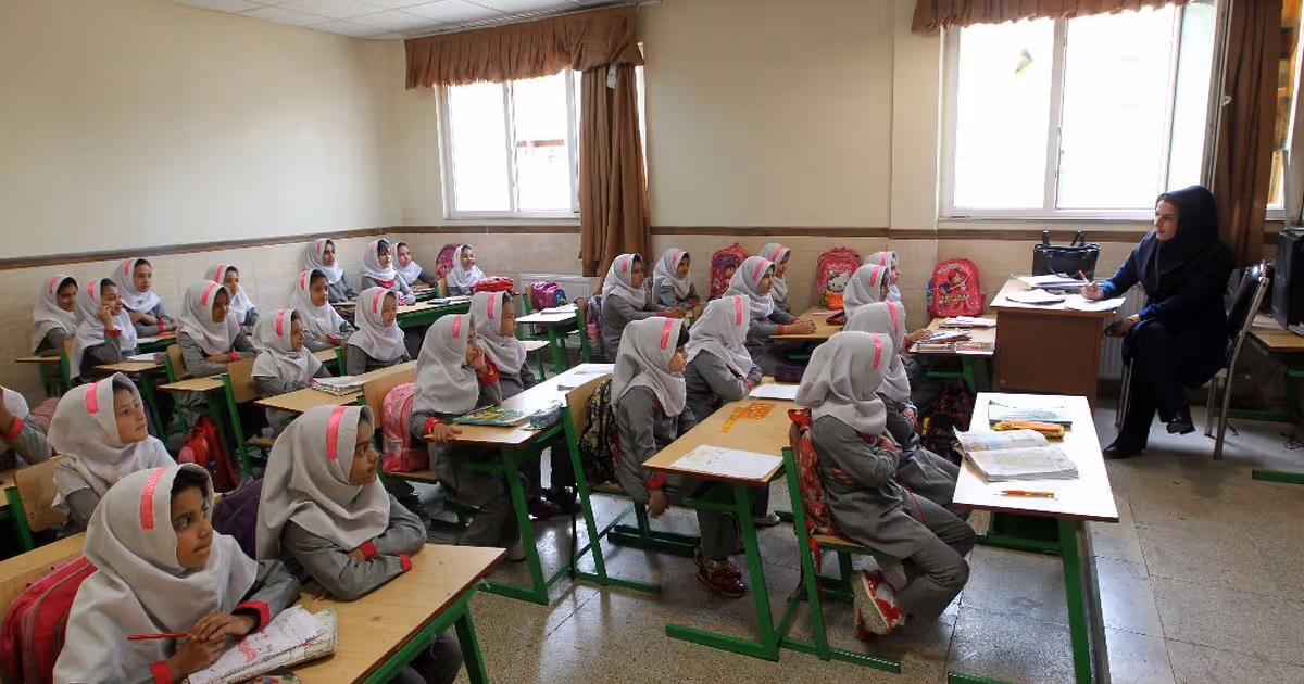 İranda məktəblər distant təhsilə keçib