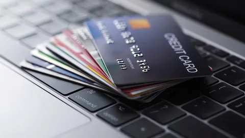 Azərbaycanda kredit kartları ilə aparılan əməliyyatların həcmi 23% azalıb