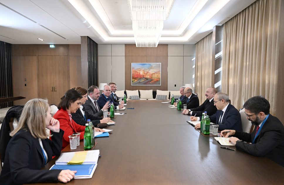  İlham Əliyev Avropa Komissiyasının enerji və mənzil siyasəti üzrə komissarını qəbul edib