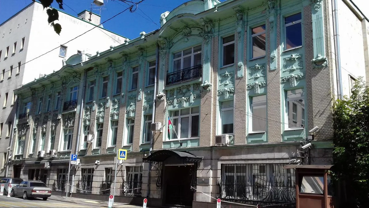 Moskvada Azərbaycan səfirliyinə məxsus avtomobil qəzaya düşüb