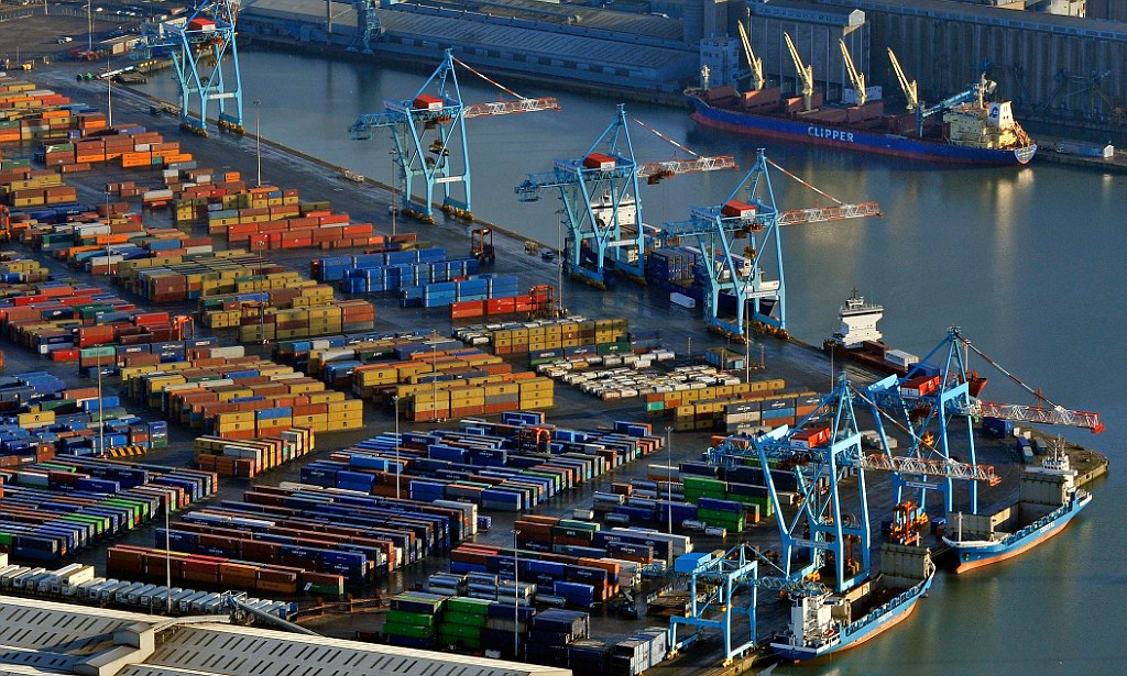 Fransanın ticarət kəsiri son 17 ayın minimumuna enib