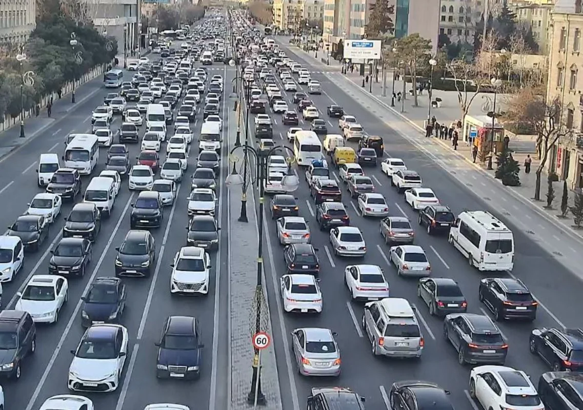 Paytaxtda 15 istiqamət üzrə yollarda sıxlıq müşahidə olunur - SİYAHI