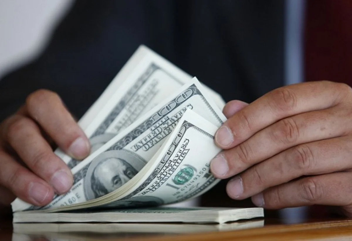 Adambaşına xaricə 470 dollar borcluyuq