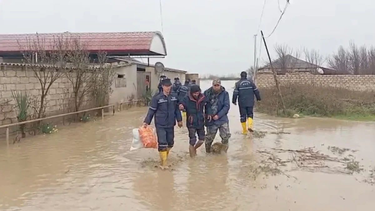 Xaçmazda intensiv yağışlar nəticəsində evlərə su dolub, 22 nəfər təxliyə edilib