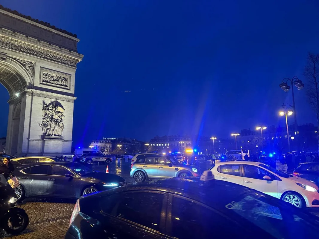 Parisdə ABŞ bankına edilən hücumun qarşısı alınıb