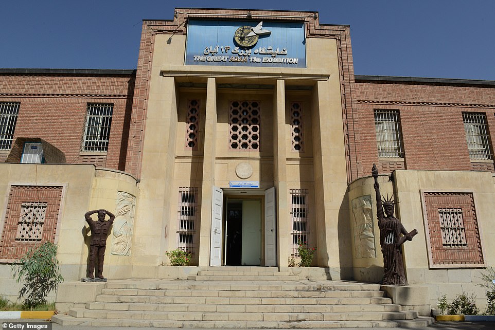 ABŞ Tehrandakı keçmiş səfirliyinin binasına zərbə endirib