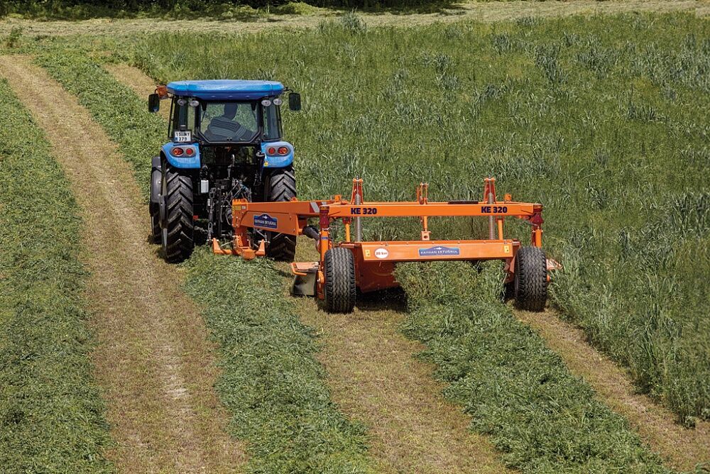 ANAMA biri 90 min manata 10 ədəd traktor alır
