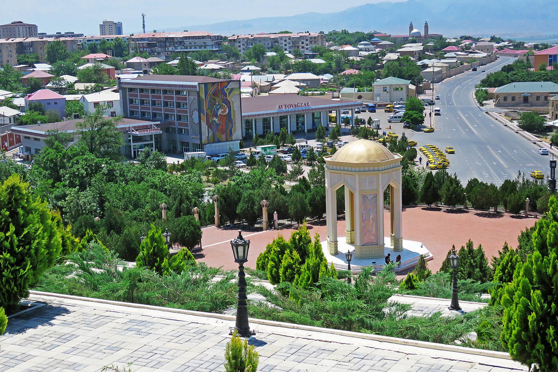 Naxçıvanda yaşayış binasının dam örtüyünün təmirə ehtiyacı yaranıb