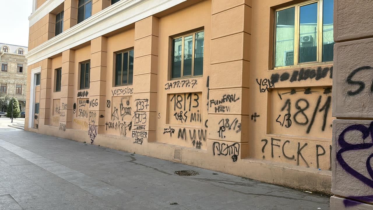 Nizami Kino Mərkəzinin divarına qrafit çəkən şəxslər saxlanılıblar