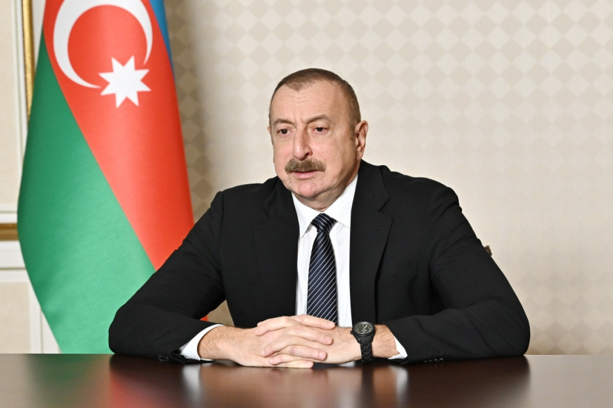 İlham Əliyev Tbilisidə Qəhrəmanlar Memorialını ziyarət edib