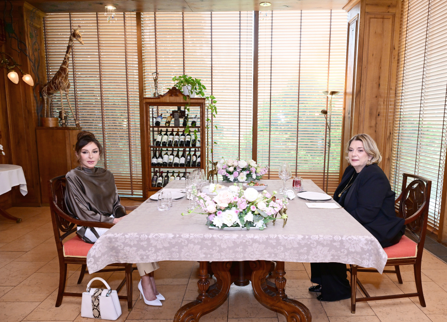 Tbilisidə Mehriban Əliyevanın şərəfinə lanç verilib - FOTO