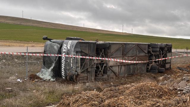 Türkiyədə turist avtobusu aşıb, 15 nəfər xəsarət alıb