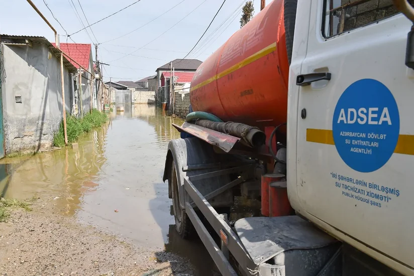 Yağış sularının kənarlaşdırılması işlərini davam etdirir