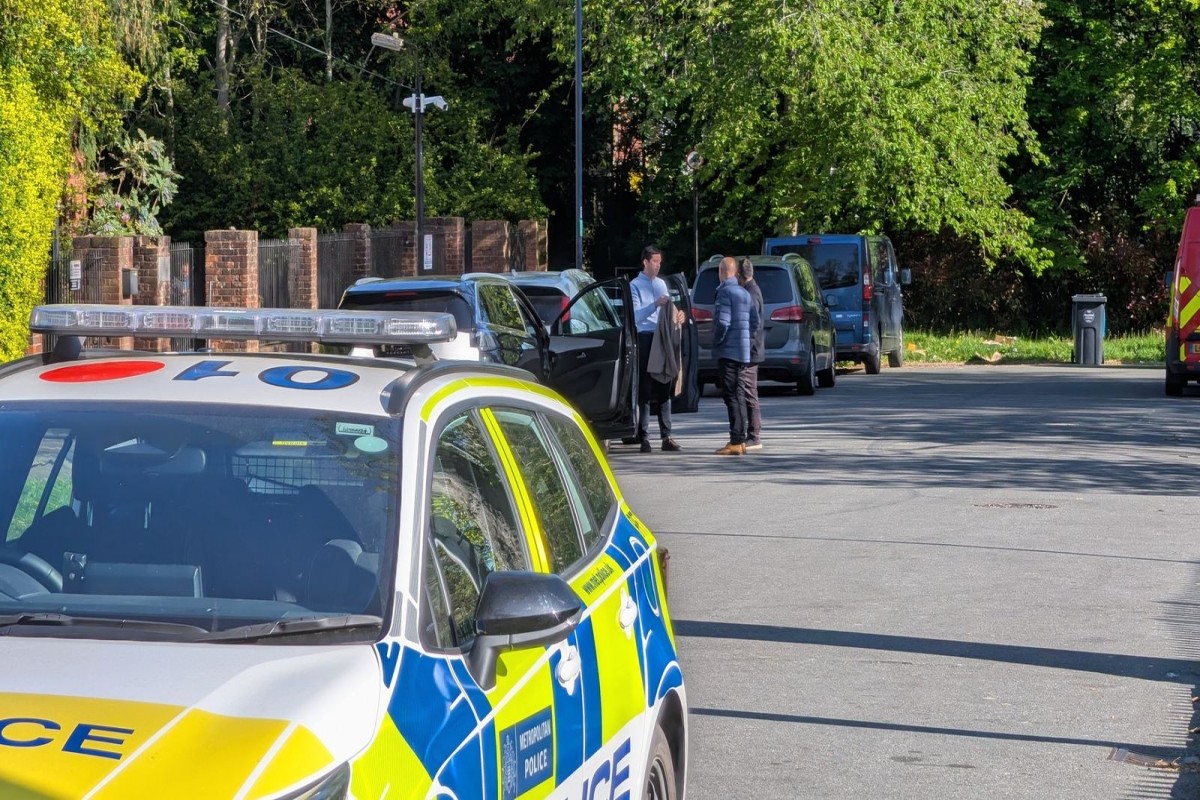 Londonda sinaqoqlara hücum edilib