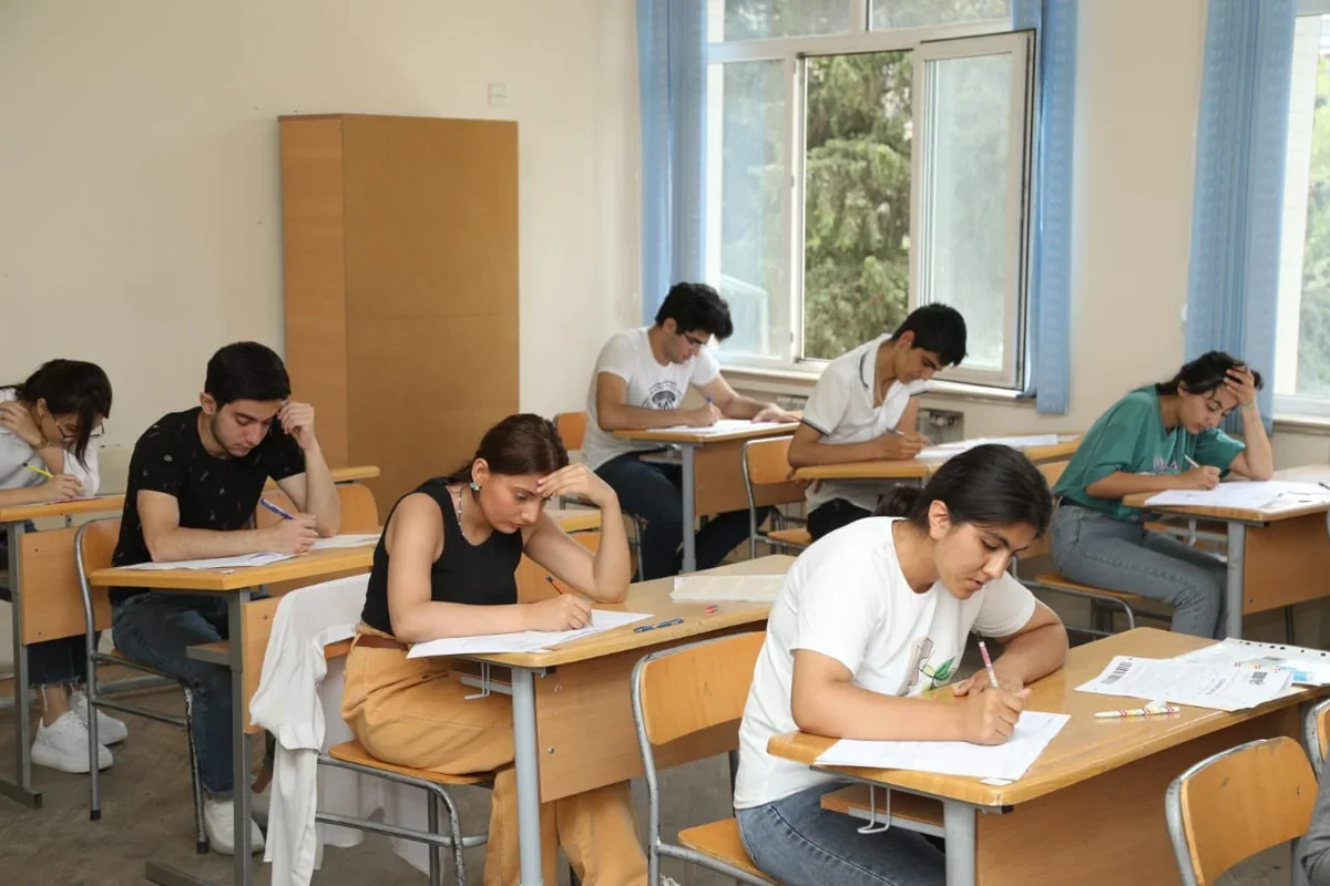 Bu gün 55 mindən çox şagird buraxılış imtahanı verib - YENİLƏNİB