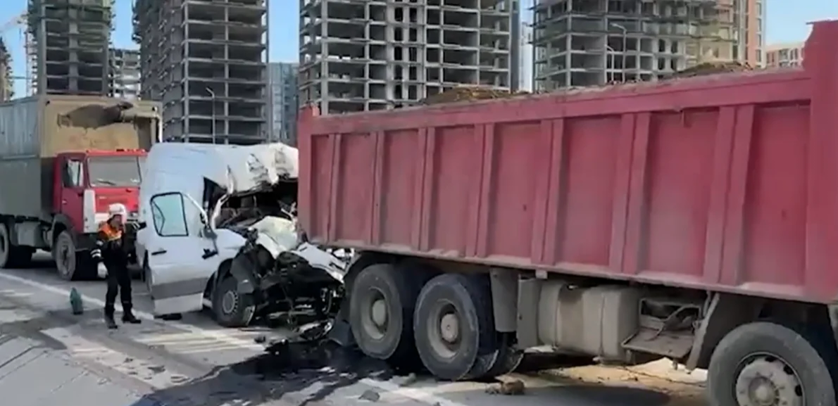 Bakıda yük maşınları toqquşub - VİDEO