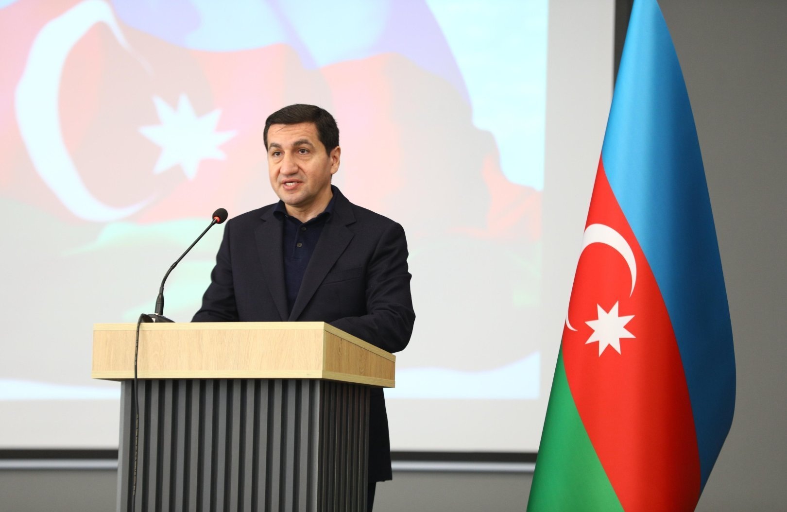 Hikmət Hacıyev: Azərbaycan Ermənistan da daxil bütün qonşularla dostluq münasibətləri qurub
