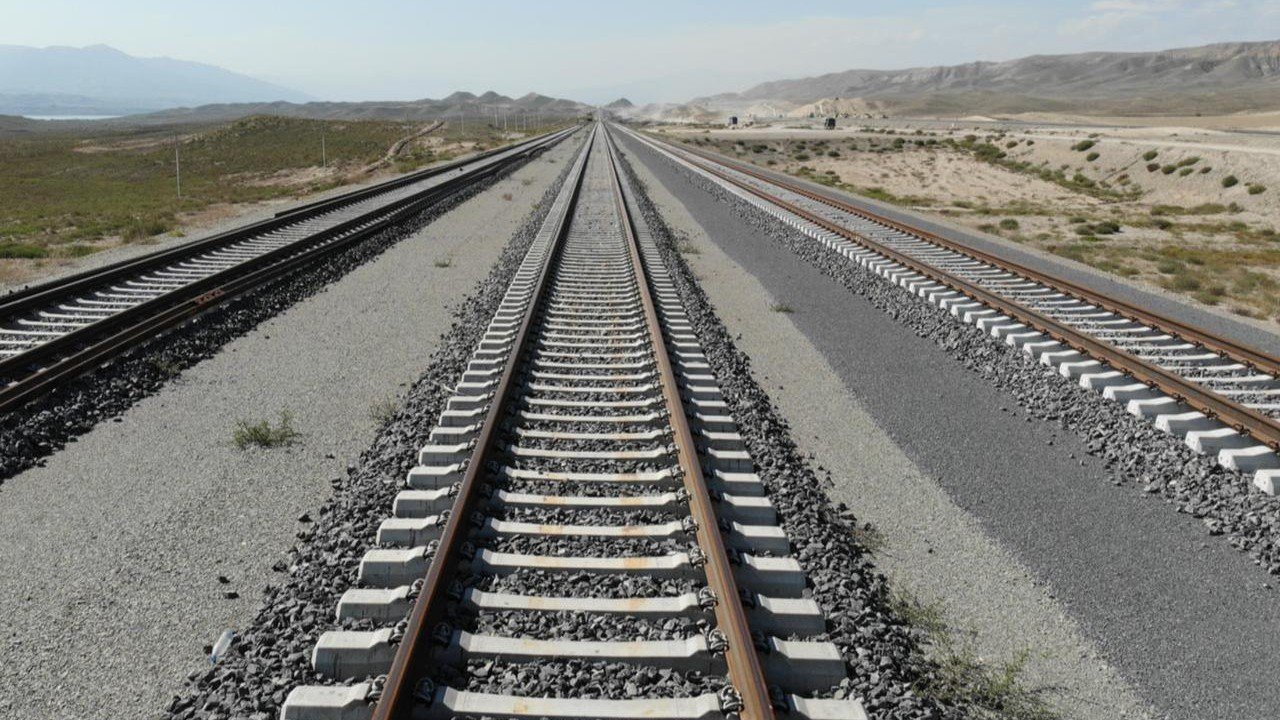 Dəmir yolu nəqliyyatı ilə yük daşınmasından əldə olunan gəlirlər açıqlanıb