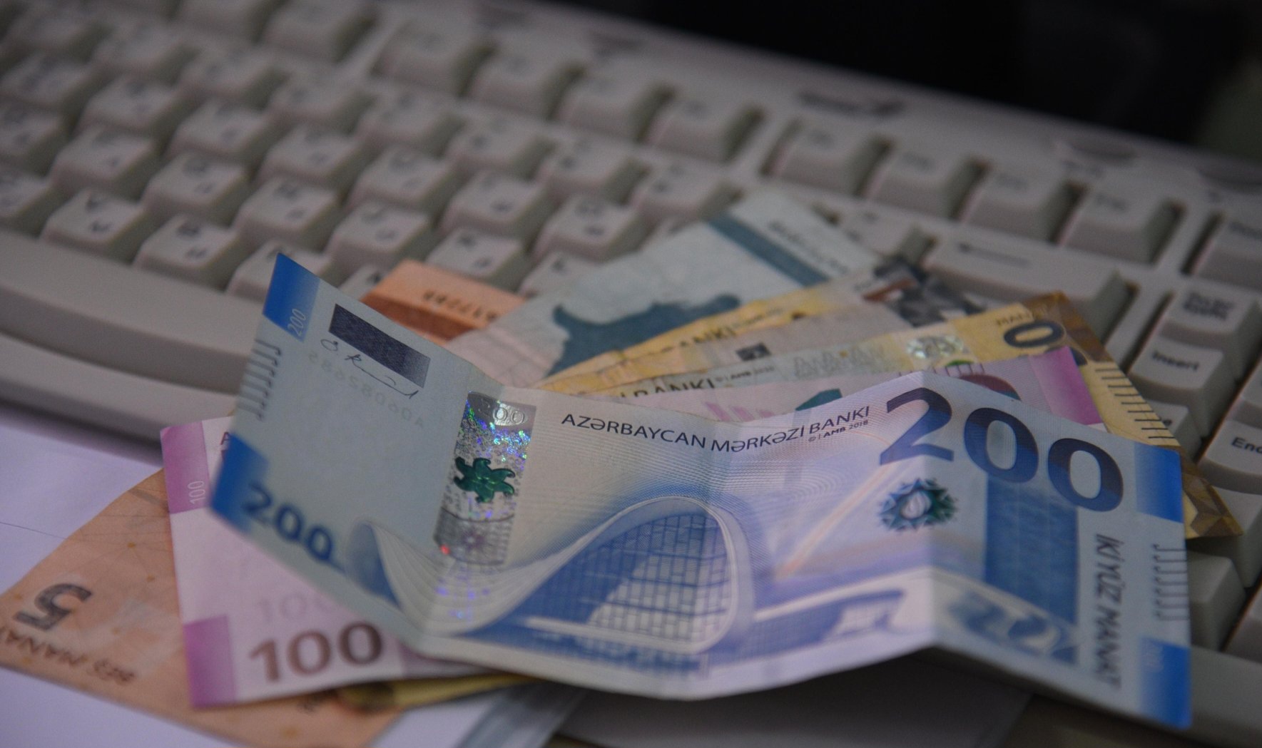 Enerji sektoru üzrə kredit qoyuluşları azalıb