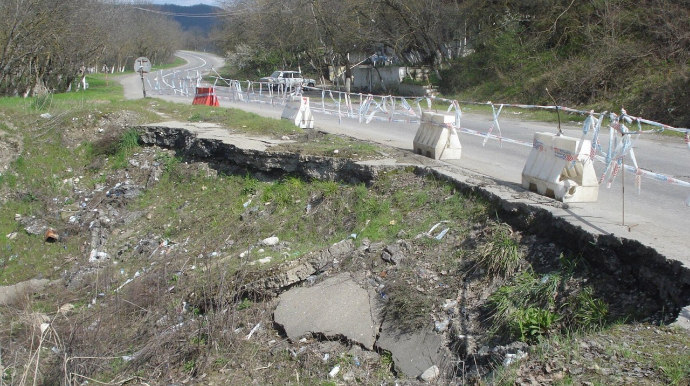 Ağsu aşırımında baş verən sürüşmənin səbəbi açıqlanıb 