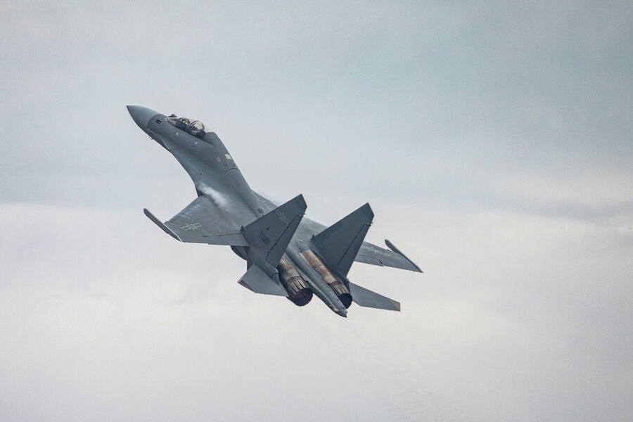 Çin Rusiyanın "Su-30" qırıcılarını havaya qaldırdı