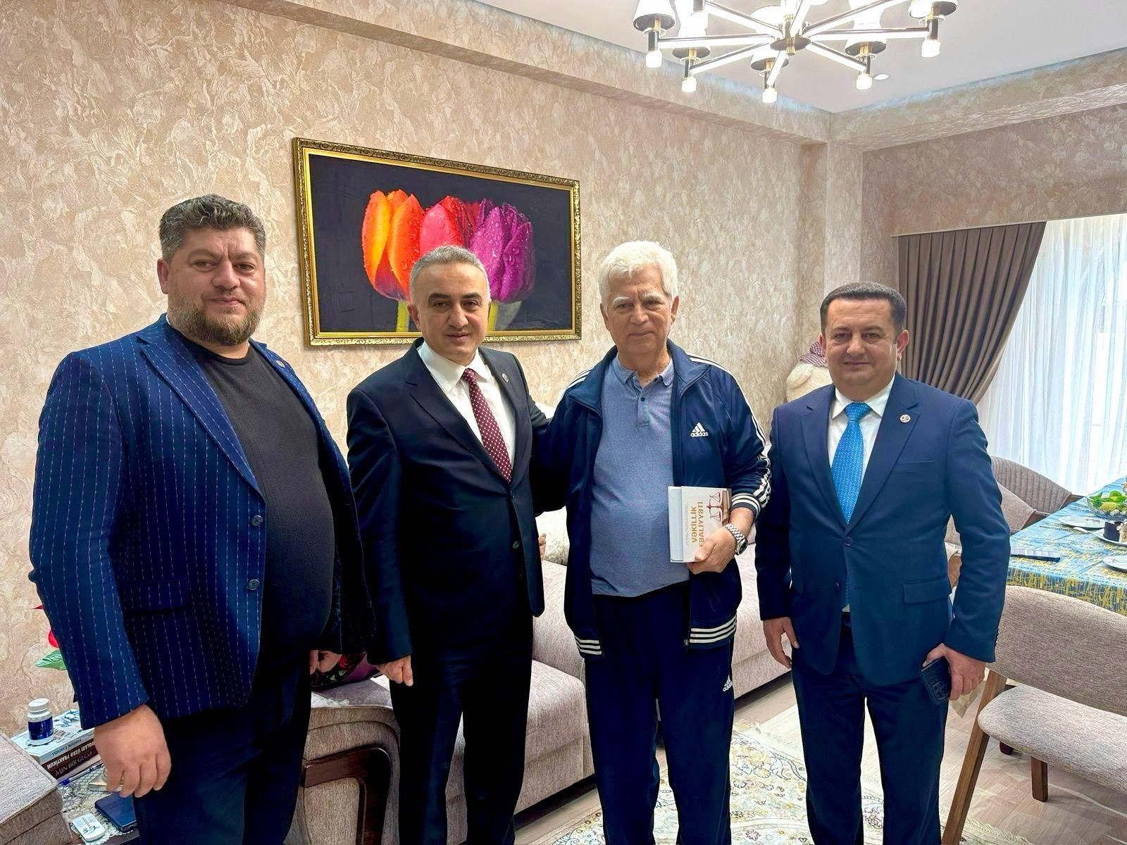 Anar Bağırov veteran vəkili yubileyi münasibətilə evində ziyarət edib 