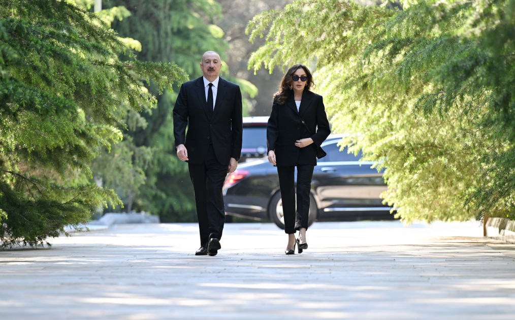  İlham Əliyev və  Mehriban Əliyeva Fəxri xiyabanda Ulu Öndər Heydər Əliyevin məzarını ziyarət ediblər
