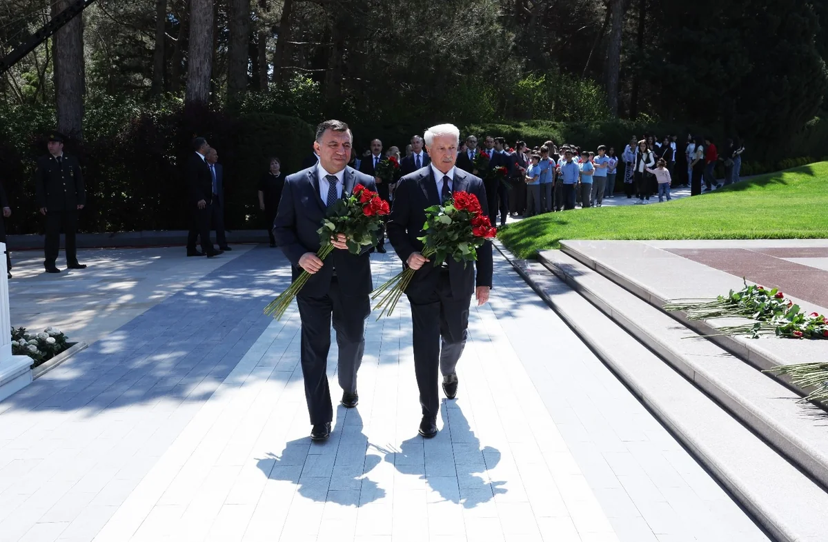 İqtisadiyyat Nazirliyinin rəhbərliyi Fəxri xiyabanda Ulu Öndər Heydər Əliyevin məzarını ziyarət edib