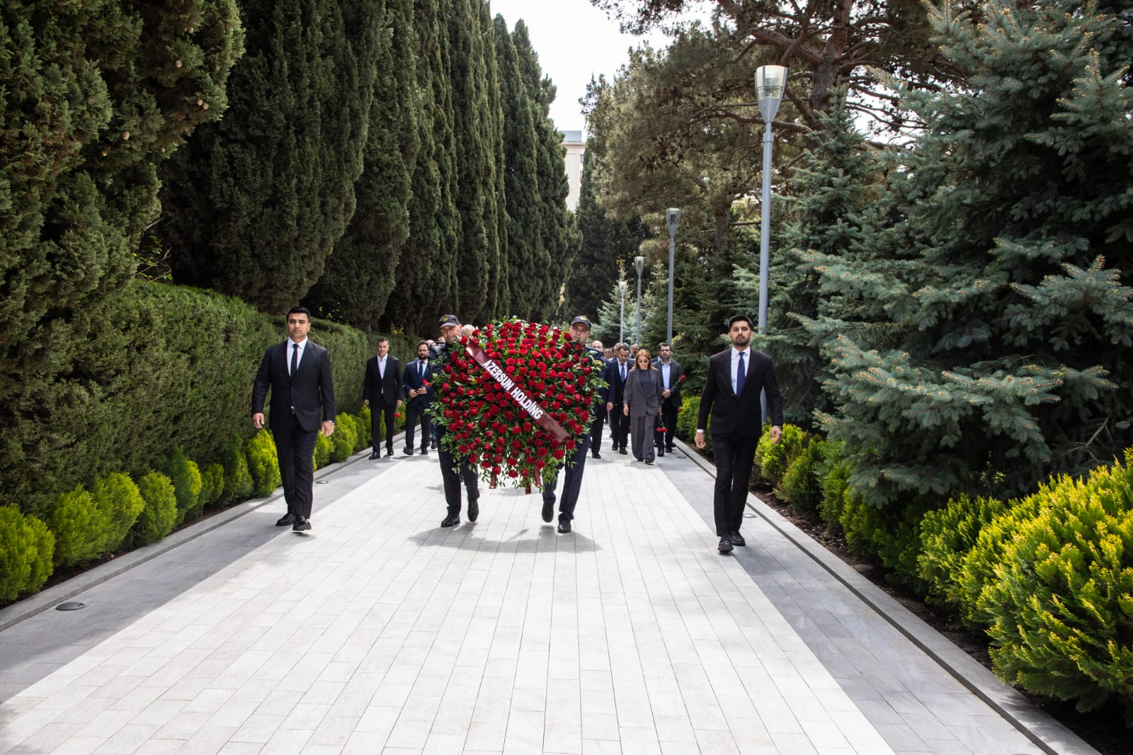 “Azərsun Holdinq”in rəhbər heyəti Ulu Öndərin məzarını ziyarət edib - FOTO