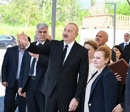 Prezident İlham Əliyev Zəngilan şəhərindəki ilk yaşayış kompleksinə köçən ailələrlə görüşüb - FOTO - YENİLƏNİB