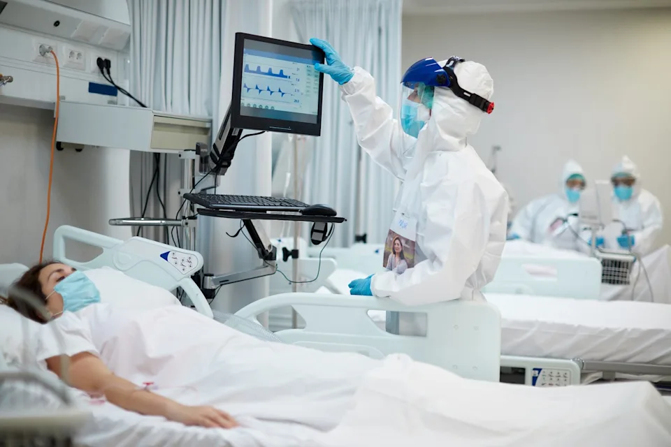 COVID-19 pandemiyası zamanı dünyada ölüm sayı 22 milyonu keçib