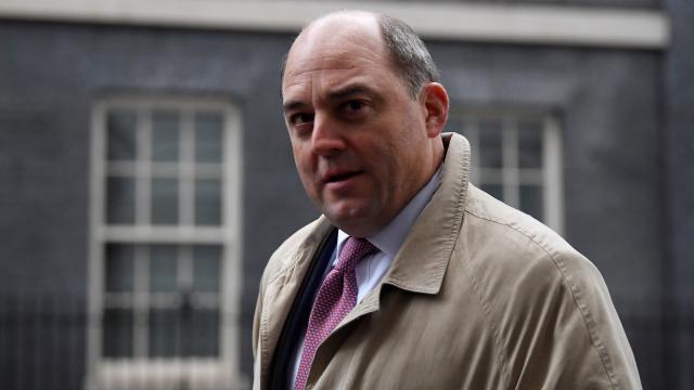 Rusiya Böyük Britaniyanın sabiq müdafiə nazirinə həbs orderi verib