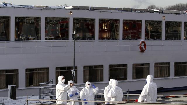 ÜST: Fransada norovirus hallarının aşkarlandığı gəmidəki sərnişinlər təxliyə edilib