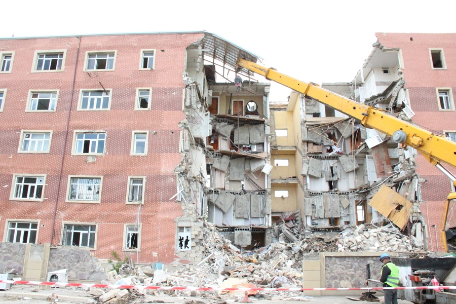 Bu binaların söküntüsünə başlanıldı, sakinlər kirayə evlərə yerləşdirildi - FOTO