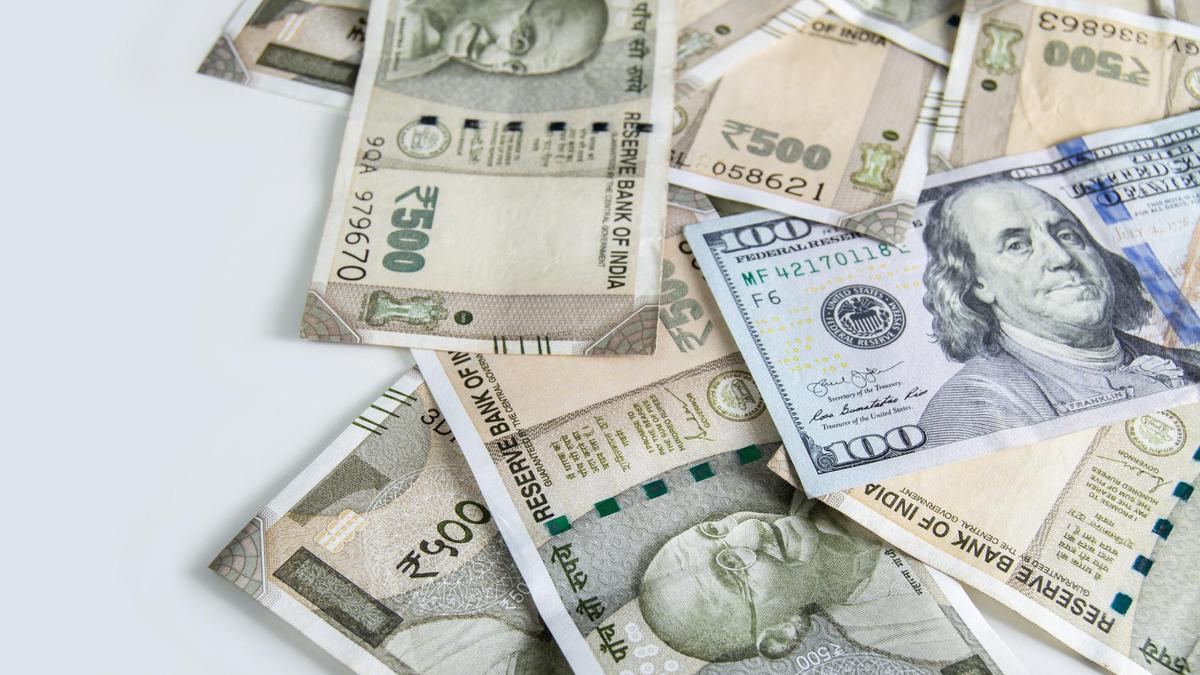 Bu valyuta dollar qarşısında rekord səviyyədə ucuzlaşdı