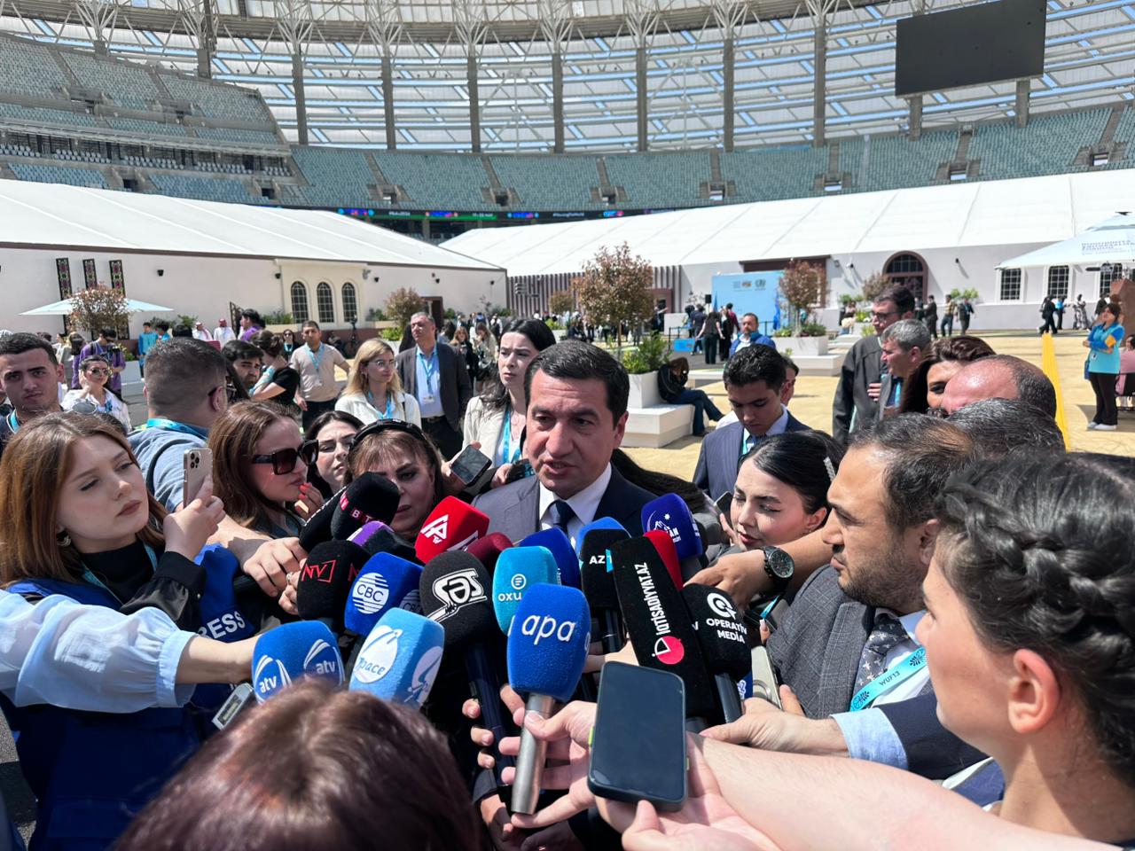 Hikmət Hacıyev: Azərbaycana qərəzli yanaşanlara qrant verənlərin sayı azalıb