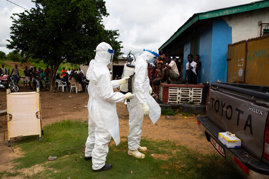 Konqoda Ebola şübhəlilərinin saxlanıldığı tibb mərkəzi yandırılıb, 18 nəfər itkin düşüb
