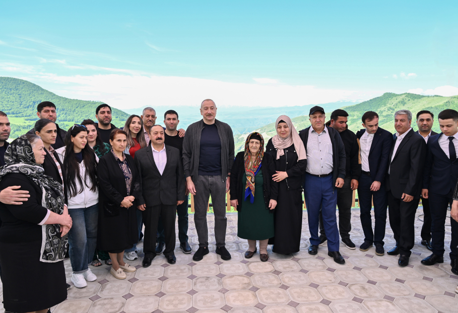 İlham Əliyev Şuşanın Böyük Qaladərəsi kəndində görülən işlərlə tanış olub, sakinlərlə görüşüb - FOTO - YENİLƏNİB 