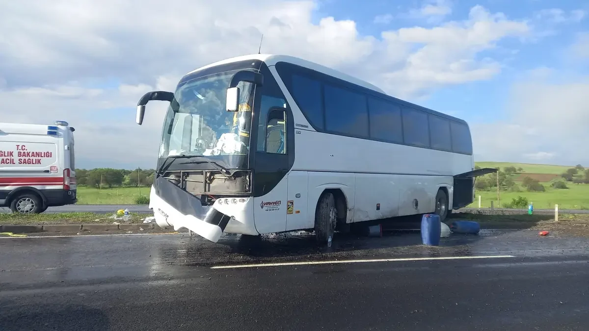 Türkiyədə avtobus qəzaya uğrayıb, 16 nəfər yaralanıb