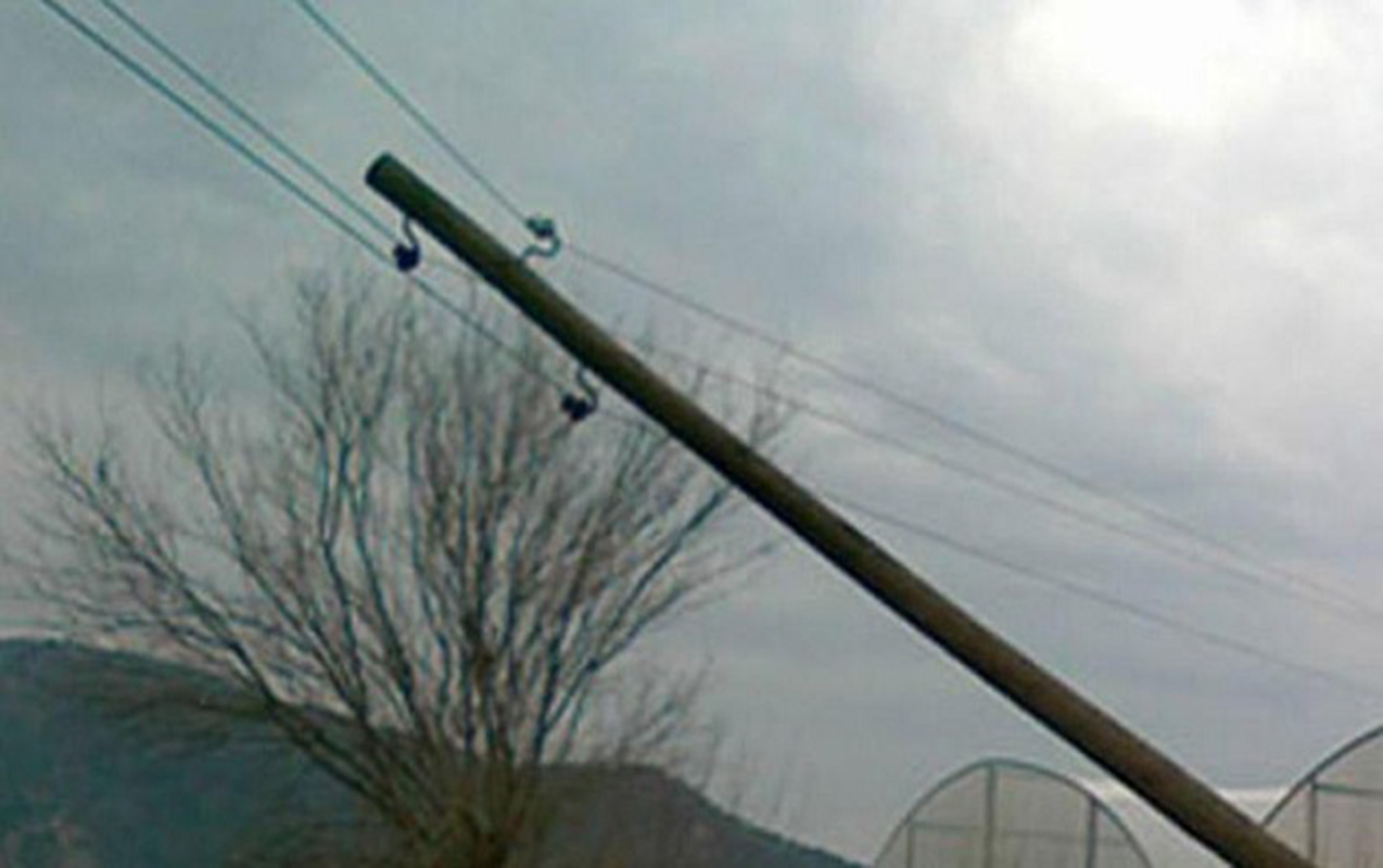 Oğuzda külək elektrik dirəklərini aşırdı - 15 kənd işıqsız qaldı