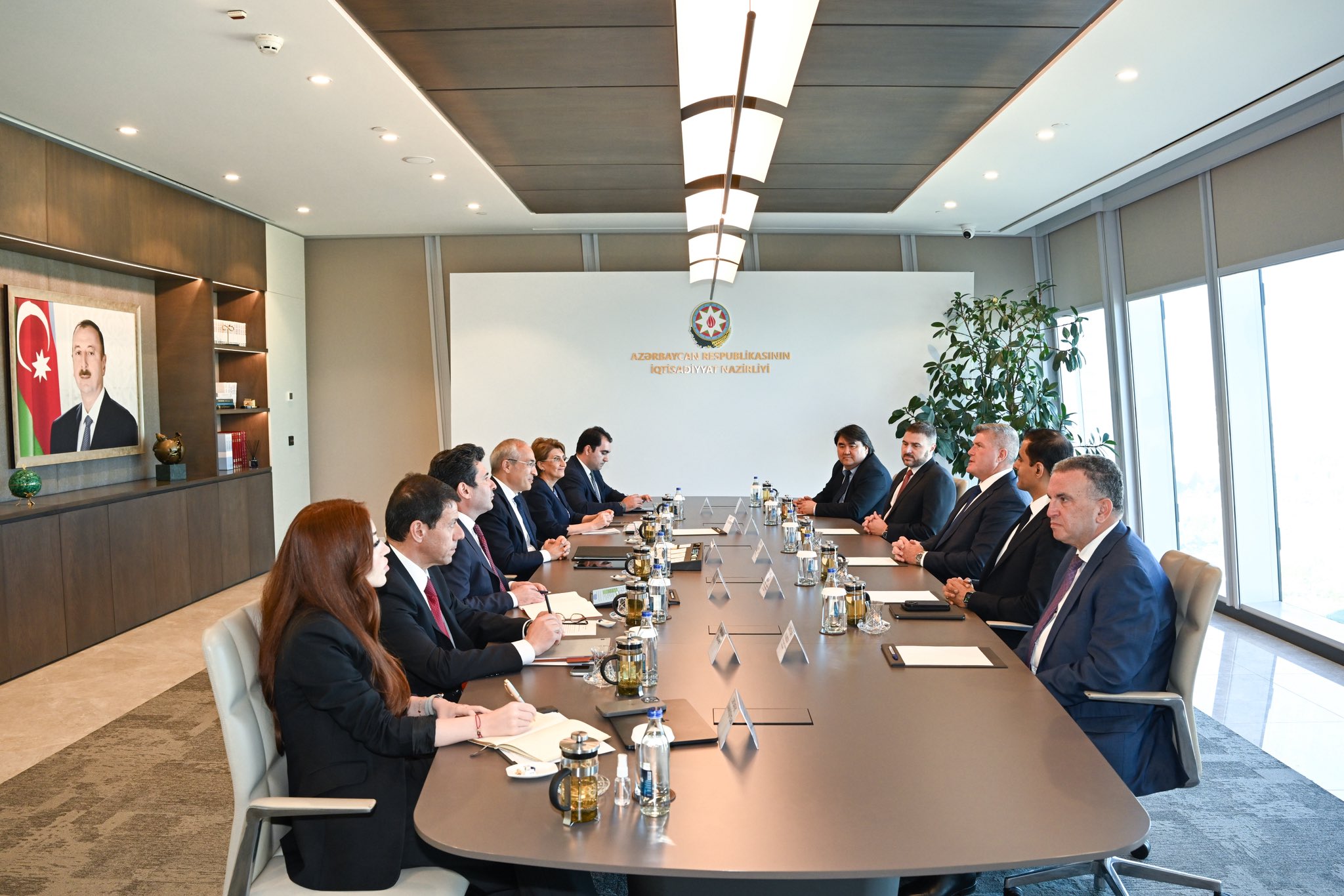 Azərbaycan və ABŞ şirkəti Xəzər üzərindən enerji ixracı imkanlarını müzakirə edib