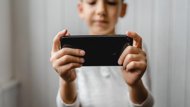 Polşa hökuməti məktəblərdə telefon istifadəsini məhdudlaşdıran qanun layihəsini təsdiqləyib