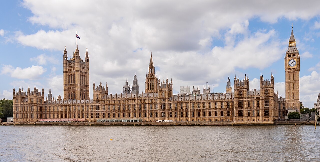 Britaniya hökuməti xərcləri azaldır